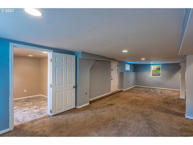 Building Photo - 2 bedroom 2 bath Woodlawn Bungalow-Full finished basement!