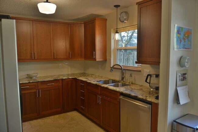 Building Photo - 260 Dominica Cir E