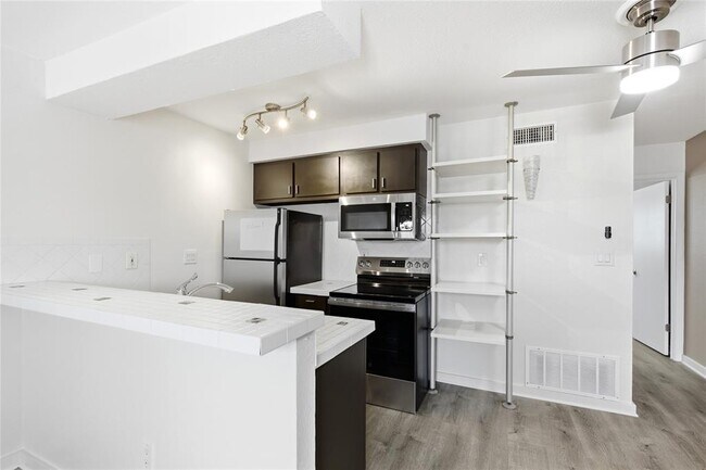 Building Photo - 2302 East Side Dr