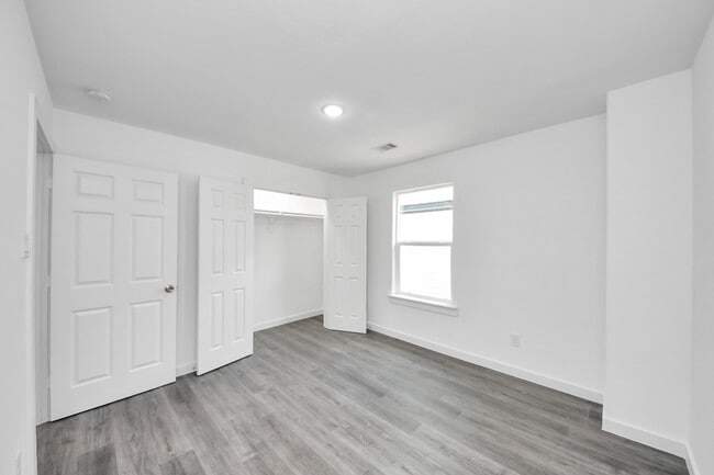 Building Photo - 2322 Wavell St