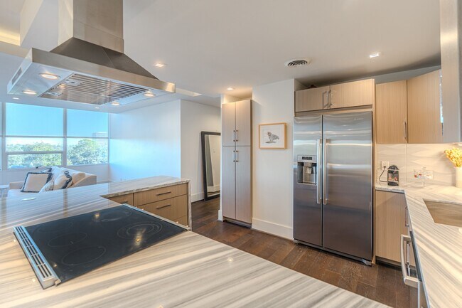 Building Photo - 2701 Westheimer Rd