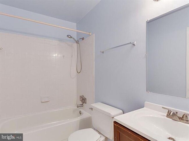 Building Photo - 2621 Glengyle Dr