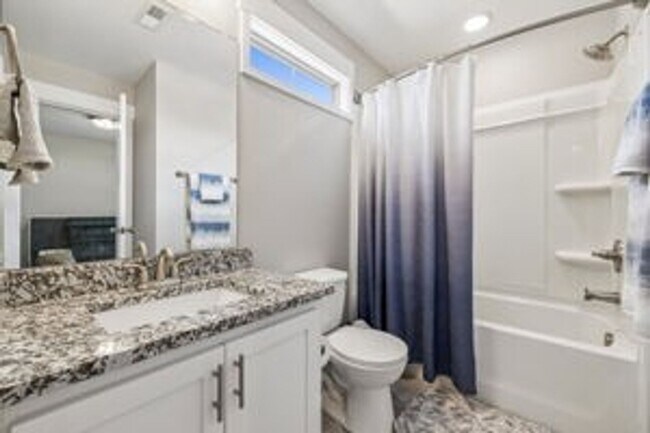 Building Photo - 3 Bedroom 2 1/2 Bathroom Home