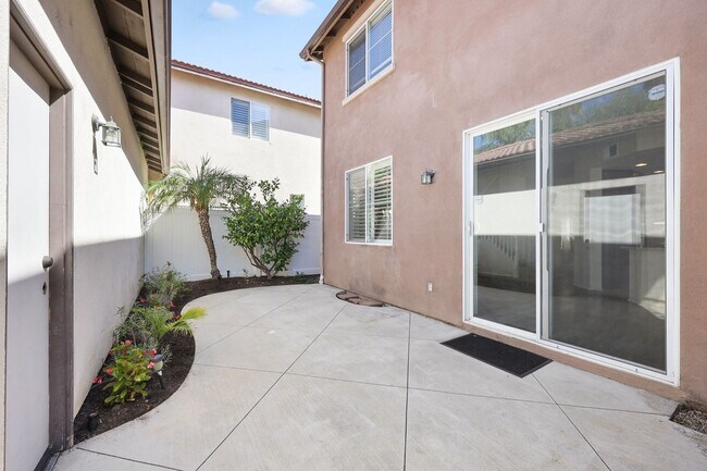 Building Photo - 2 Master Suites - 2 car garage - Townhome