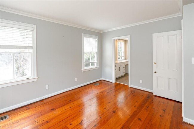 Building Photo - 209 S Cedar St