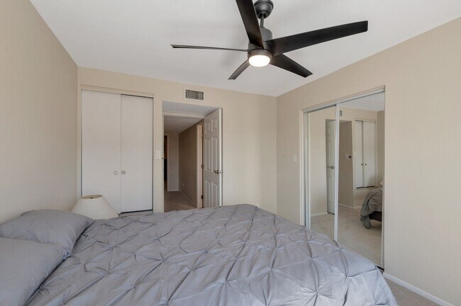 Building Photo - Charming 2-bedroom, 2.5-bathroom condo with a garage in Scottsdale, AZ