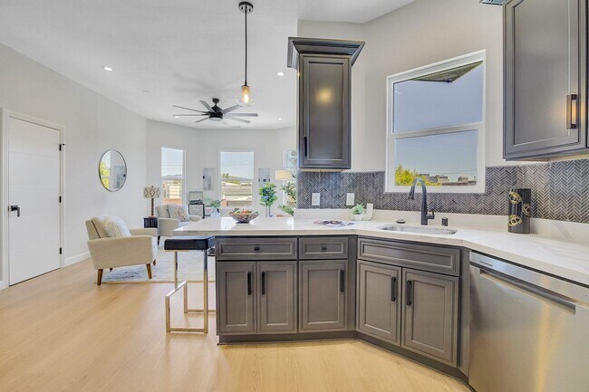 Building Photo - Stylish West Oakland 2/1 Flat - Completely Renovated.