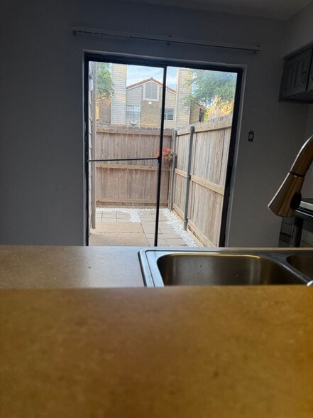 Building Photo - 883 Dublin Dr