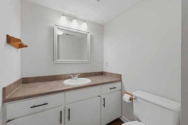 Building Photo - Charming Mount Pleasant Townhouse
