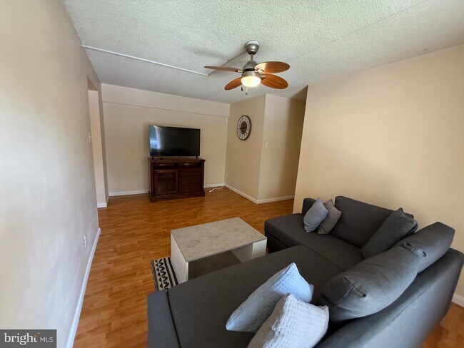 Building Photo - 3011 Valley Dr