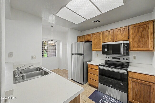 Building Photo - 930 N Mesa Dr