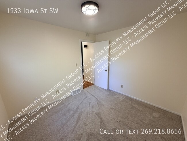 Building Photo - 1933 Iowa St SW