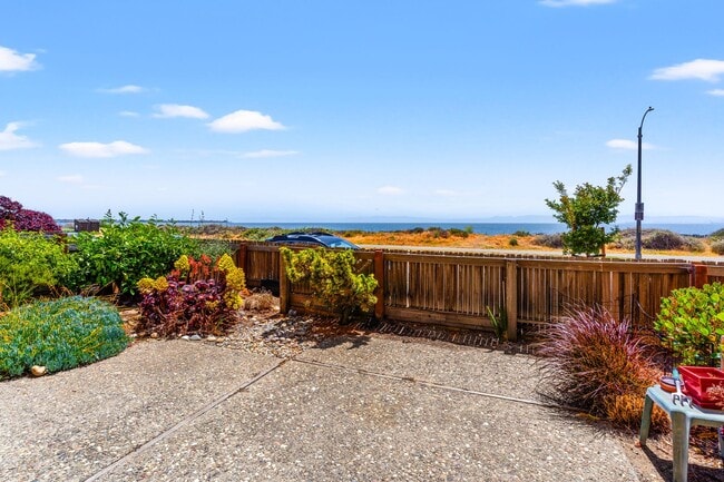 Building Photo - Beautiful 2 Bedroom Corner Unit on the Bea...