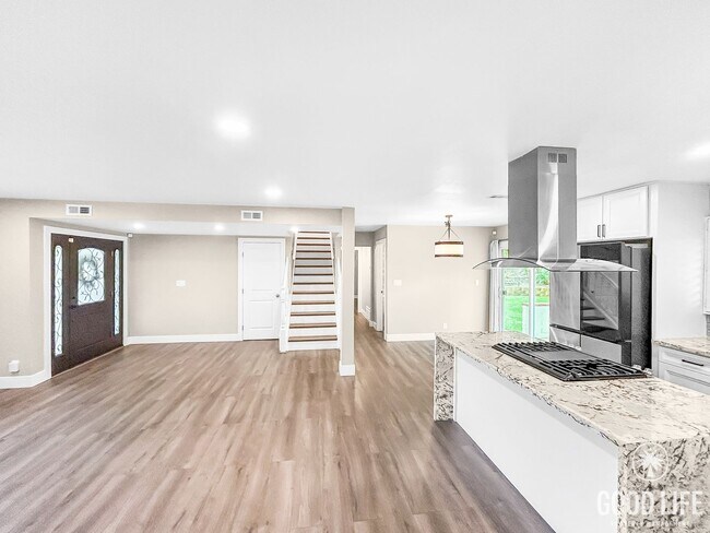 Building Photo - Stunning 4BD/2.5 BA W/ Large Backyard and ...