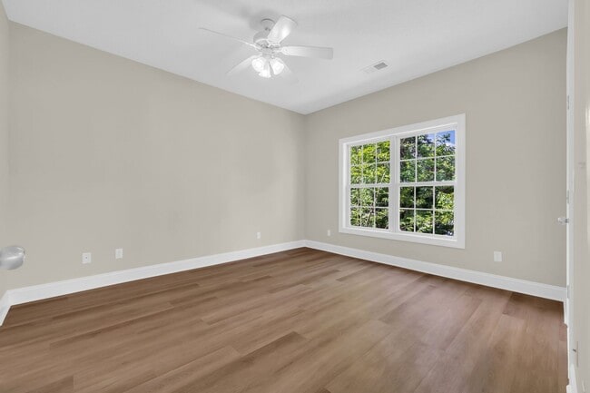 Building Photo - Beautifully renovated condo offering 3 Bed...