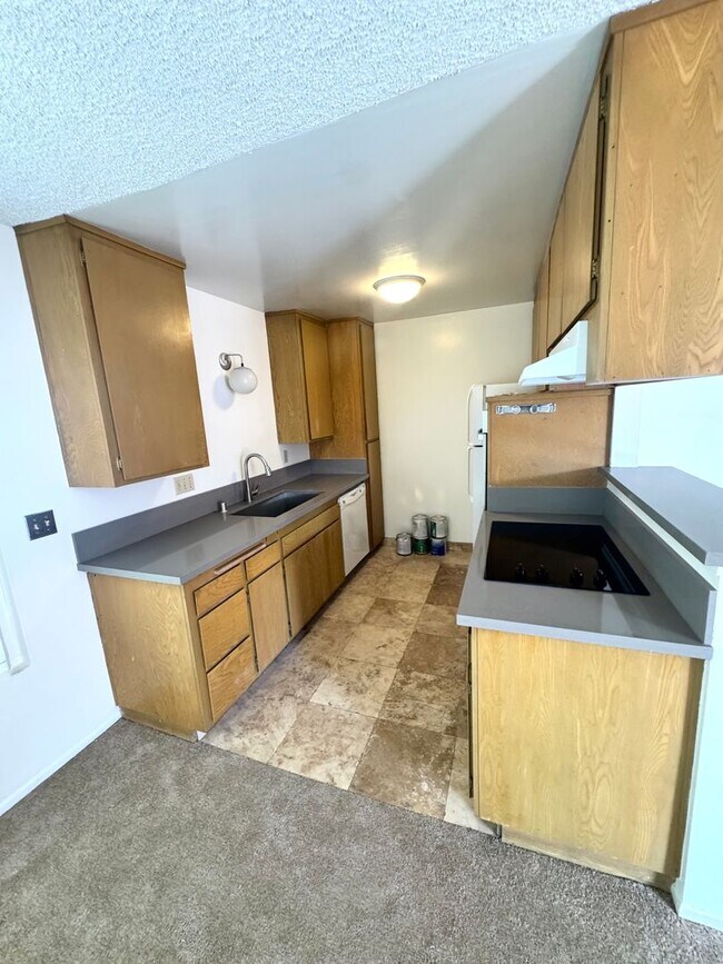 Building Photo - Upgraded Spacious and Bright Upstairs One Bedroom