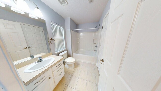 Building Photo - Beautiful 3 bedroom, 2.5 bathroom townhome