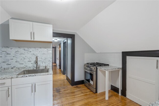 Building Photo - 944 Bellevue Ave