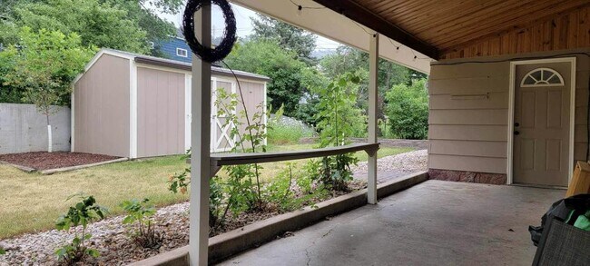 Building Photo - 2202 Alamo Dr