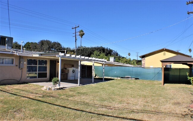 Building Photo - Charming Riverside Home on Hillside Avenue!