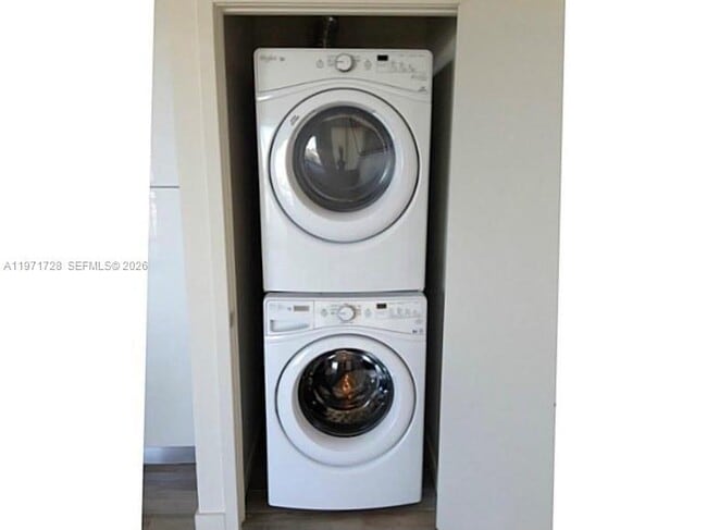 Building Photo - 999 SW 1st Ave