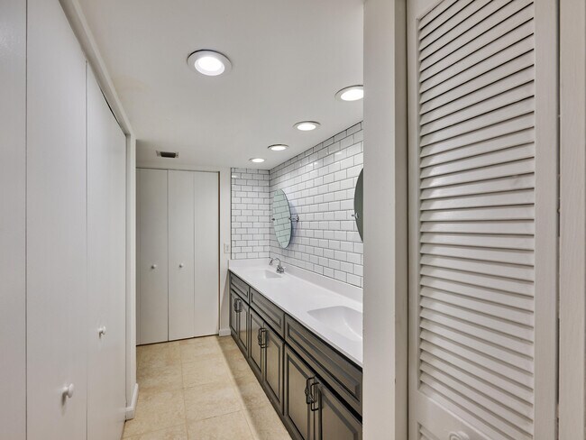 Building Photo - 6040 Glendale Dr