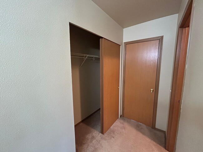 Building Photo - Beautiful 4 bd 2.5 bath w/ 2-car Garage Ho...