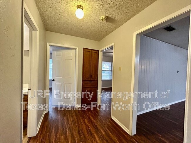 Building Photo - 2608 Oaks Dr