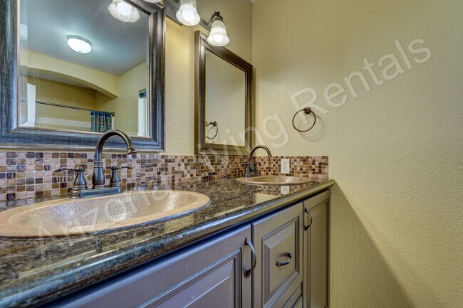 Building Photo - SOUTHSIDE HOME WITH LARGE FENCED BACKYARD