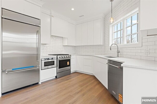 Building Photo - 445 Ramapo Valley Rd