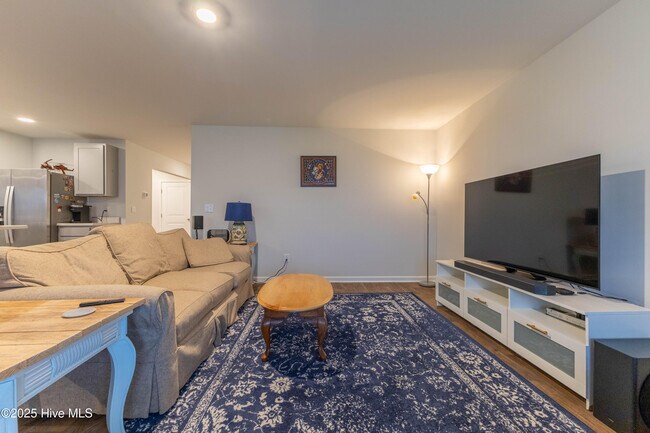 Building Photo - 509 Birdsong Dr