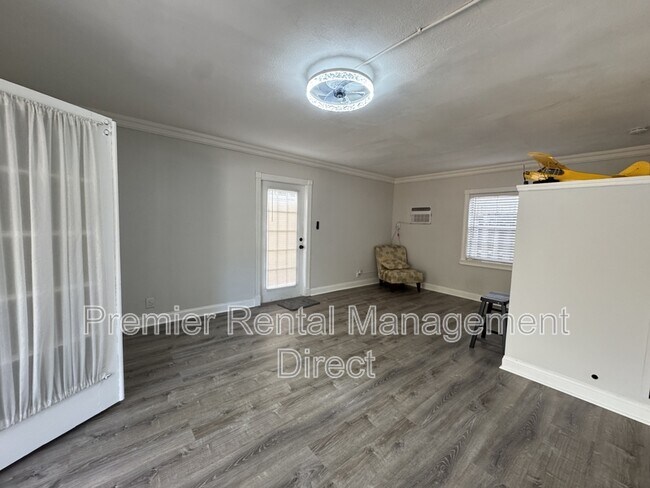 Building Photo - 406 SW 7th St