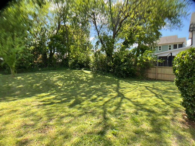 Building Photo - Adorable Bungalow Next to Downtown Raleigh!