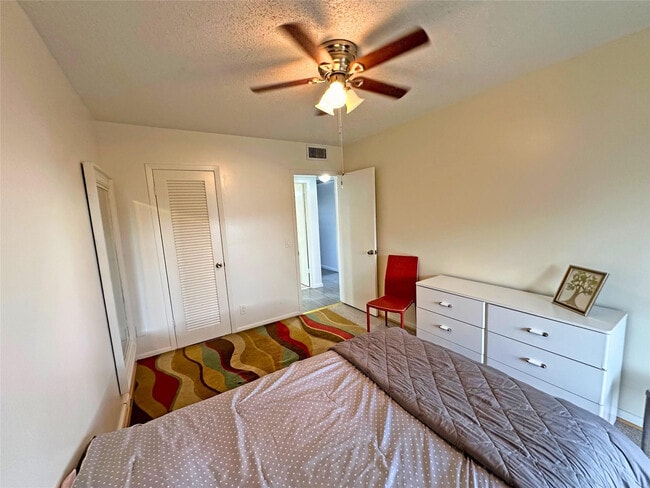 Building Photo - 543 Mansfield M