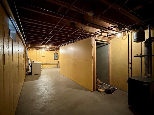 Building Photo - 35 Lancashire St