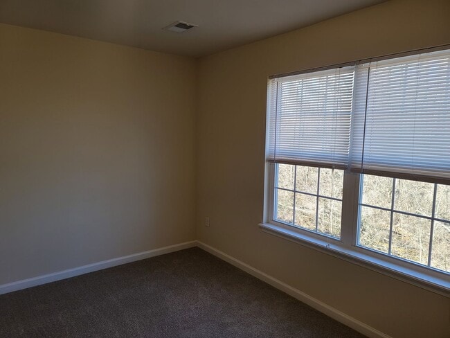 Building Photo - 3 Bedroom 2 1/2 bath ** End Unit** Townhome for Rent in Waynesboro