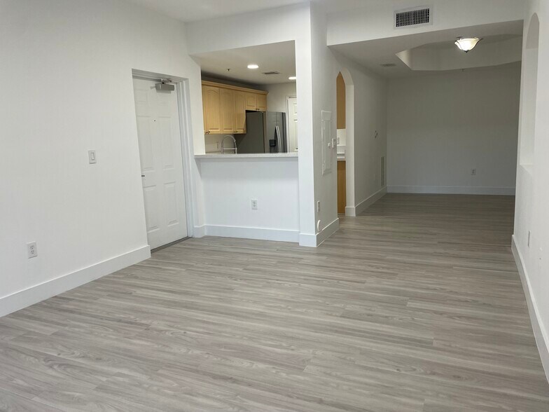 Building Photo - 6700 NW 114th Ave