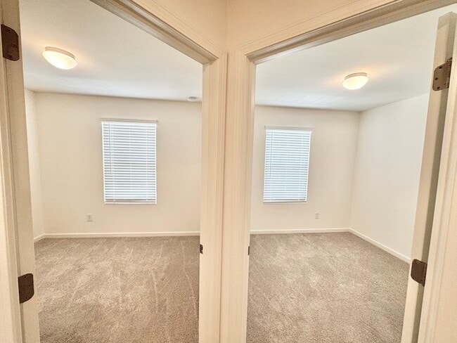 Building Photo - Three bedroom 2.5 bath townhome