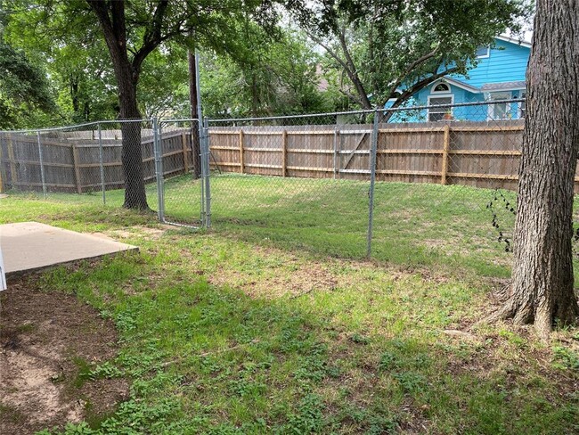 Building Photo - 4001 Alexandria Dr