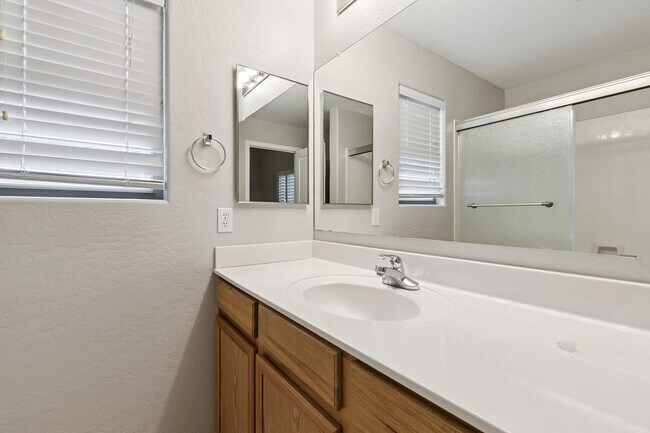 Building Photo - 3 Bed, 2 Bath Home in Power Ranch Subdivis...