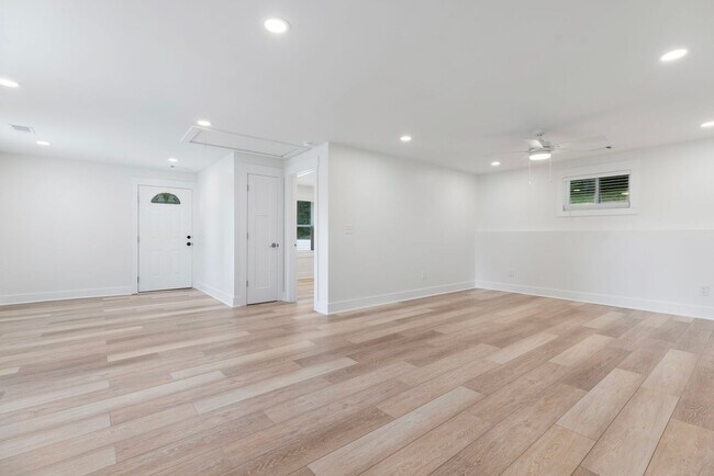 Building Photo - Four Bedroom Four Bath Home