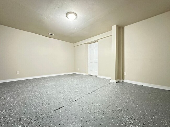Building Photo - 3 Bed 2 Bath 2 Stall Garage - Country Styl...