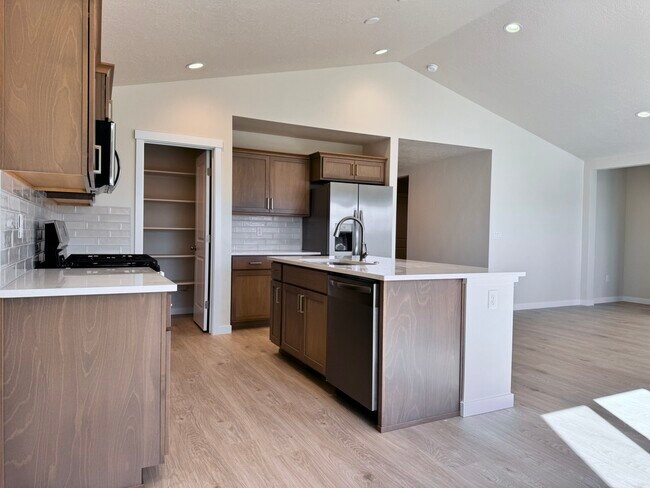 Building Photo - 7565 E Edison St