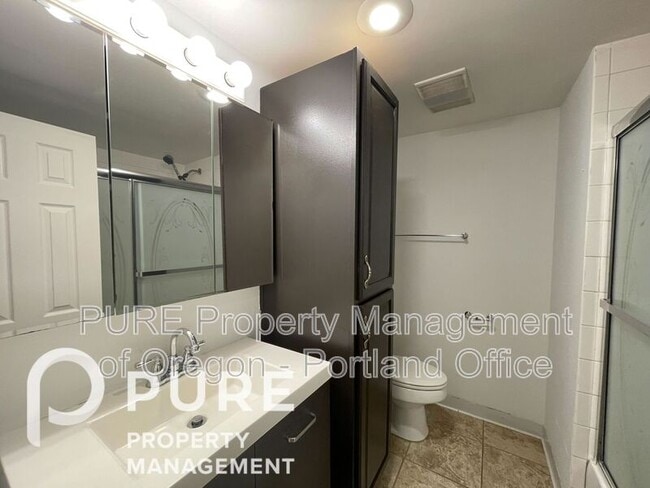 Building Photo - 4004 NE Mallory Ave