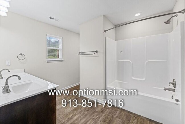 Building Photo - Beautifully Updated Liberty Home in a Prime Location!