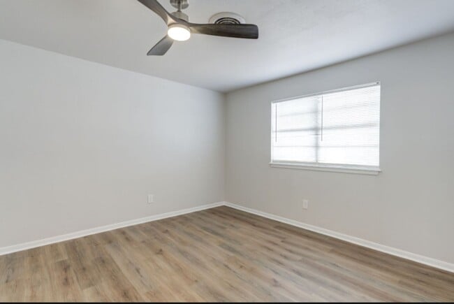 Building Photo - Newly remodeled 3 bad 2 bath near South Lo...
