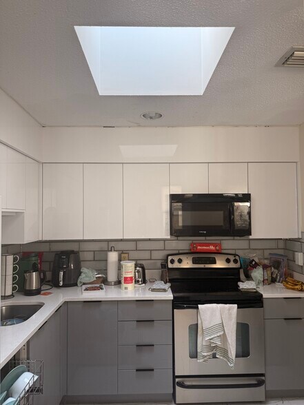 Building Photo - 73 Gainsborough St
