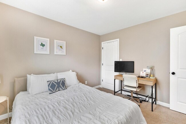 Building Photo - Bonus Room and Neighborhood POOL!