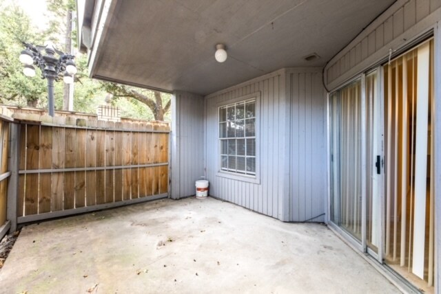 Building Photo - 9797 Leawood Blvd