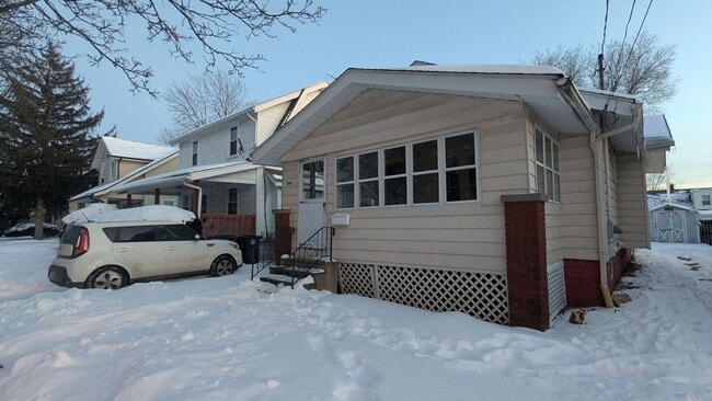 Building Photo - Charming 3 bedroom/1 bath home in the heart of Akron!
